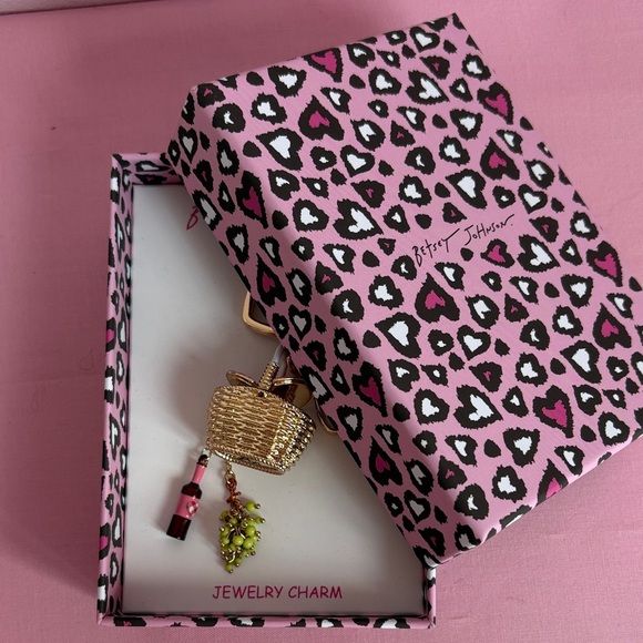 Betsey Johnson Gold and Pink Gingham Picnic Basket Wine Bag Charm Keychain NWT - Picture 4 of 4
